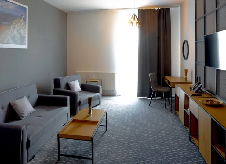 Apartament posiada przestronny pokój dzienny z rozkładanymi kanapami