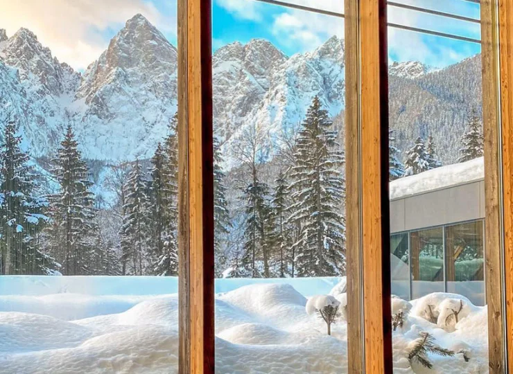 Górskie widoki można podziwiać przez hotelowe okna