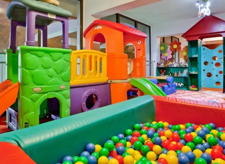 Specjalnie dla najmłodszych gości urządzono atrakcyjną salę zabaw