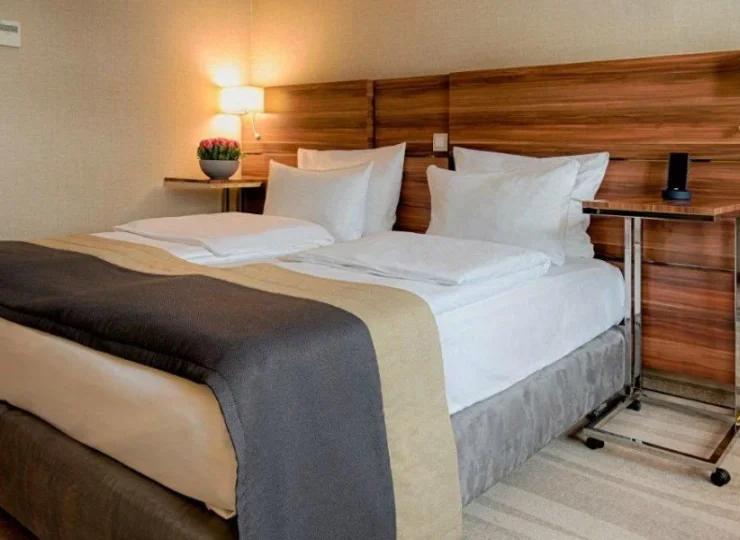Dwa pojedyncze łóżka na życzenie gości można złączyć w jedno