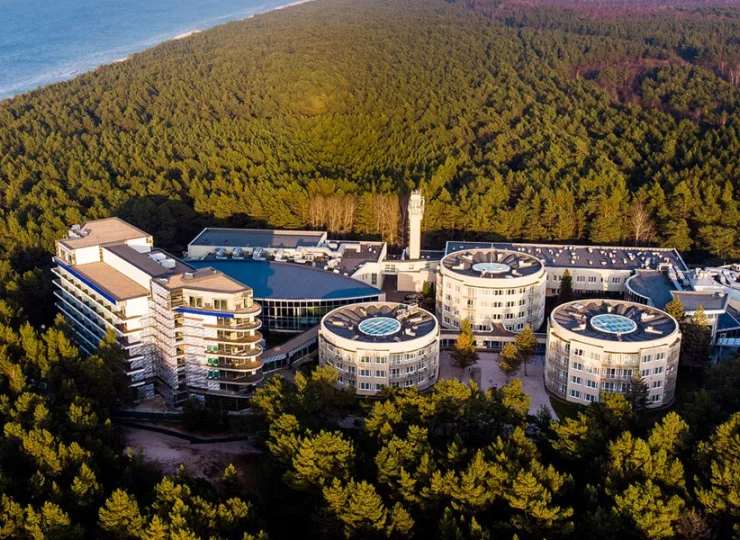 Hotel posiada prywatną plażę i jest otoczony bajkowym sosnowym lasem