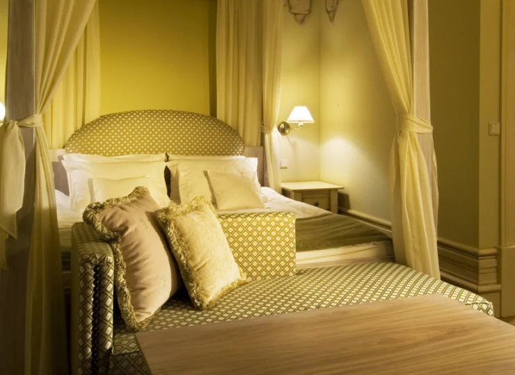 Niektóre pokoje posiadają romantyczne łóżko z baldachimem