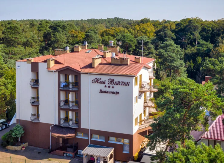 Hotel jest otoczony zielenią