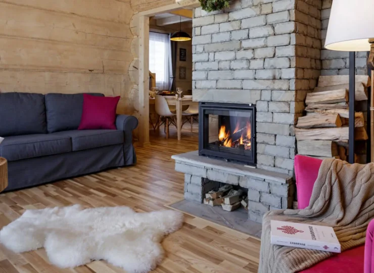 Salon domku nr 1 - w każdym domku jest klimatyczny kominek na drewno