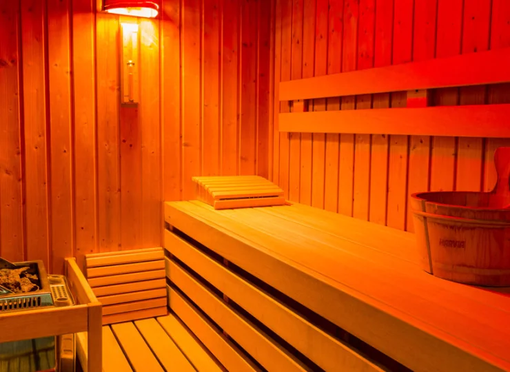 Goście mogą korzystać z sauny suchej oraz jacuzzi