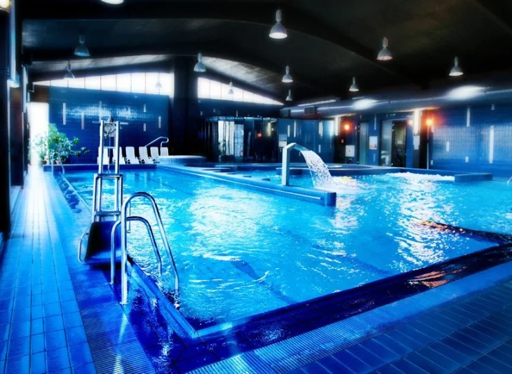 Goście mogą do woli korzystać z kompleksu basenowego Atrium