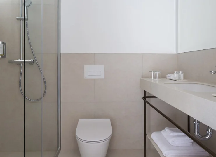 Pokoje zyskały nowoczesne łazienki z kabinami prysznicowymi