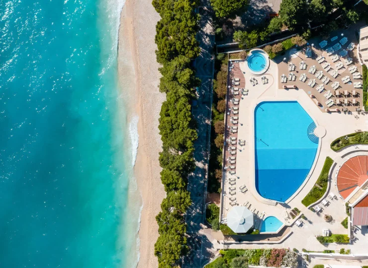 Hotel jest położony nad Adriatykiem przy najdłuższej plaży Makarskiej Riwiery