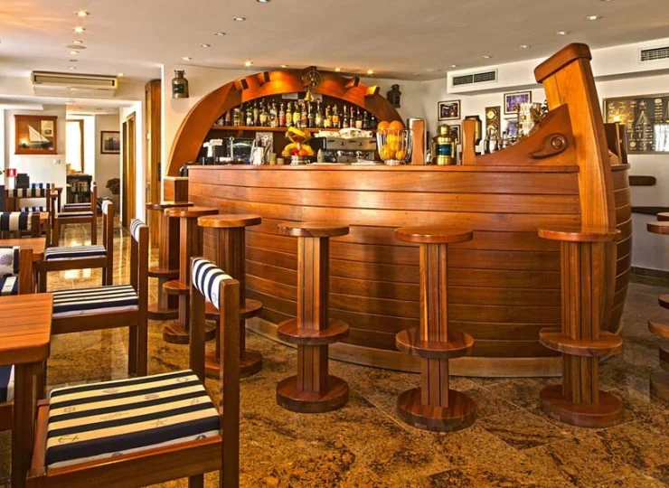 W hotelu mieści się stylowy bar w kształcie łodzi