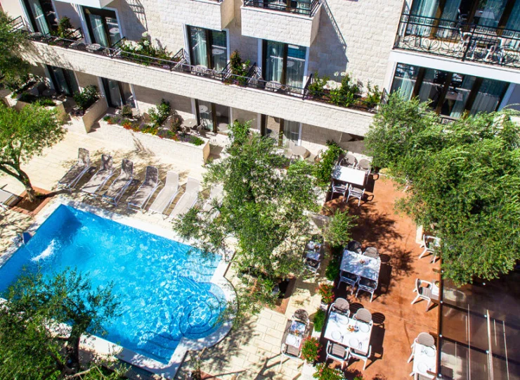 Hotel dysponuje kameralnym basenem w śródziemnomorskim stylu