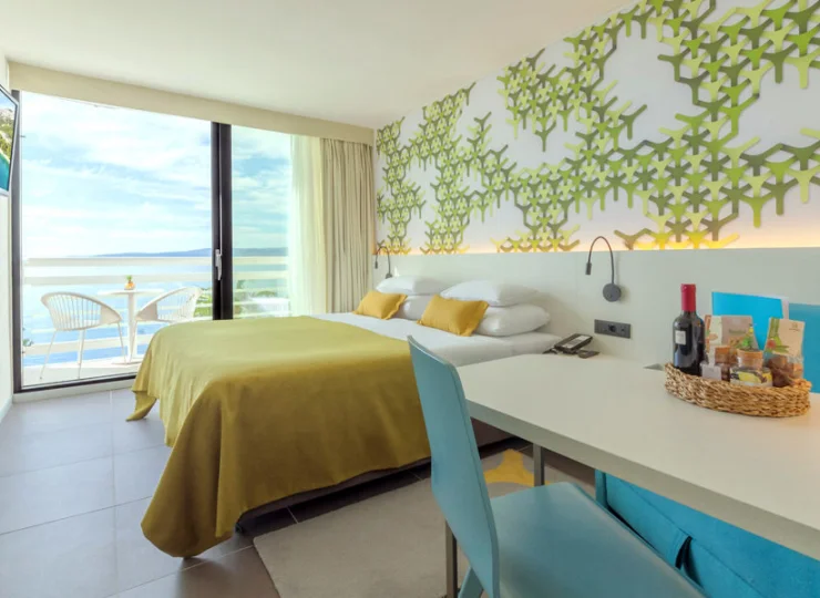 Hotel dysponuje komfortowymi pokojami wyposażonymi w klimatyzację