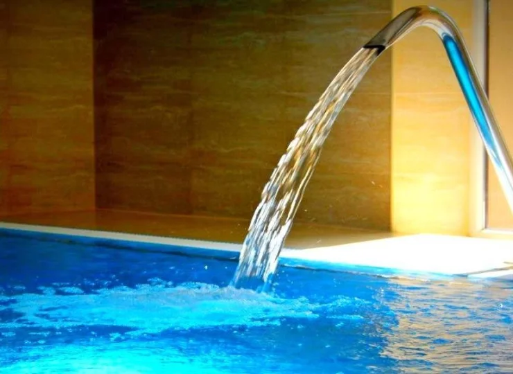 Goście mogą skorzystać tutaj z krytego basenu, jacuzzi i sauny