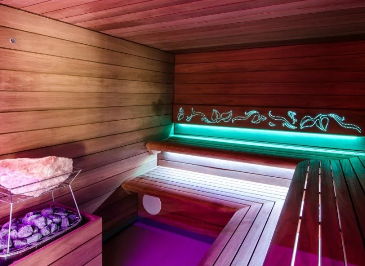W kompleksie dostępne są 2 sauny aromaterapeutyczne, grota solna, sauna IR...