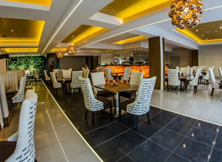 Hotelowa restauracja Atrium serwuje dania kuchni europejskiej