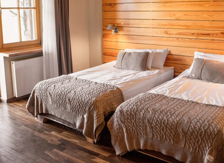W pokojach DUO znajdują się pojedyncze łóżka, które można połączyć