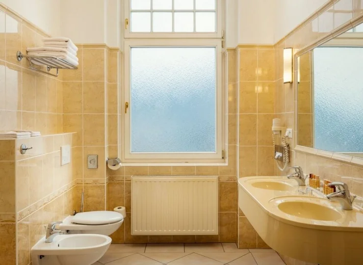 Łazienki wyposażono w suszarkę do włosów, bidet, 2 umywalki