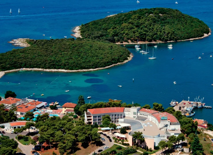 Hotel Pineta*** jest pięknie położony nad mariną Vrsaru na Istrii