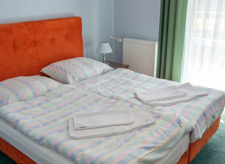 W pokojach zazwyczaj znajdują się 2 połączone ze sobą pojedyncze łóżka