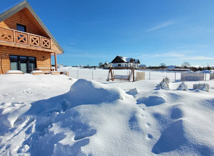 Zimą dużym walorem jest sąsiedztwo ośrodka narciarskiego w Zieleńcu