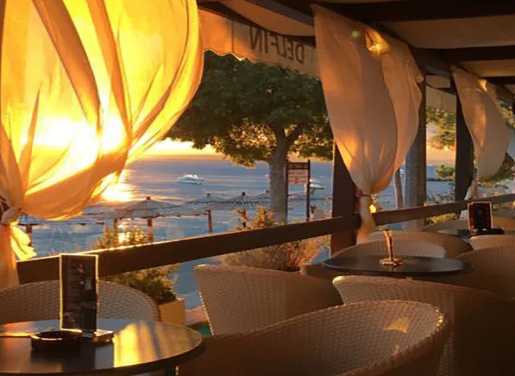 Obok hotelu znajduje się także kawiarnia Delfin - piękne są tu zachody słońca