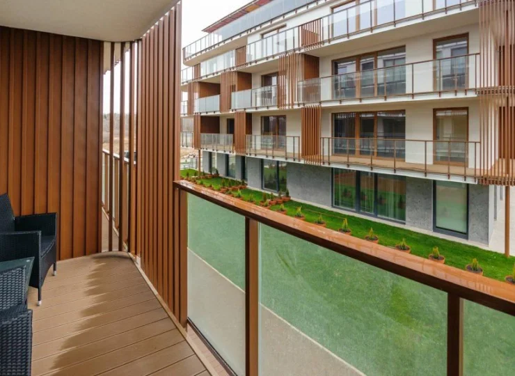 Apartamenty posiadają balkon z fotelami i stolikiem