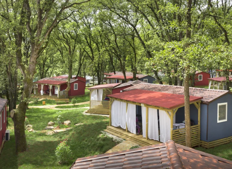 Premium Relax Village to osłonięte od słońca domki z tarasami