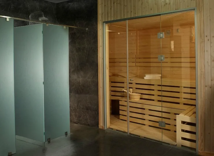Goście mogą skorzystać z sauny i siłowni