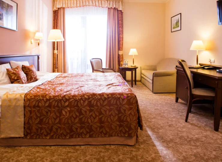 W hotelu znajdują się komfortowe pokoje 2-osobowe z możliwością dostawki