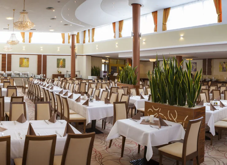 Przestronna Restauracja Malinowa pomieści dużą liczbę gości