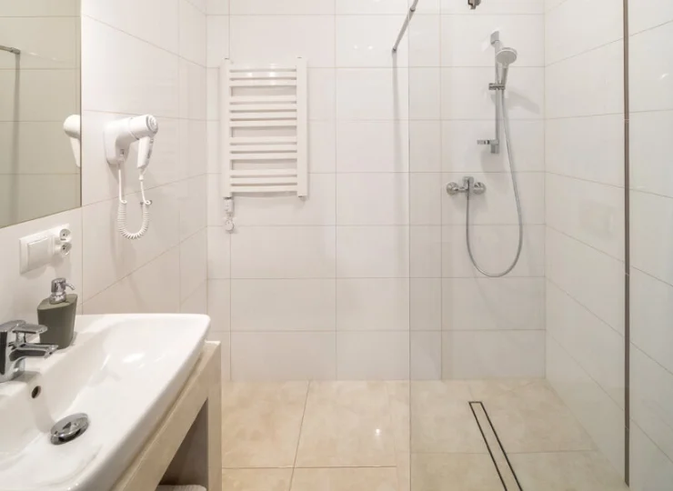 Każde studio dysponuje nowoczesną łazienką z kabiną prysznicową i suszarką
