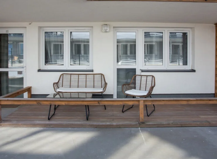 Na balkonach i tarasach są dostępne meble ogrodowe