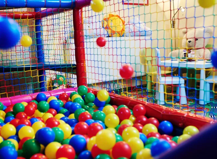 Dla dzieci urządzono atrakcyjny pokój zabaw z małpim gajem
