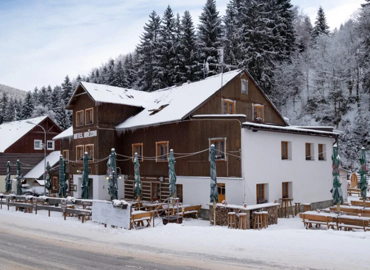 Hotel jest położony blisko kompleksu narciarskiego Javor-Zahradky-Bramberk