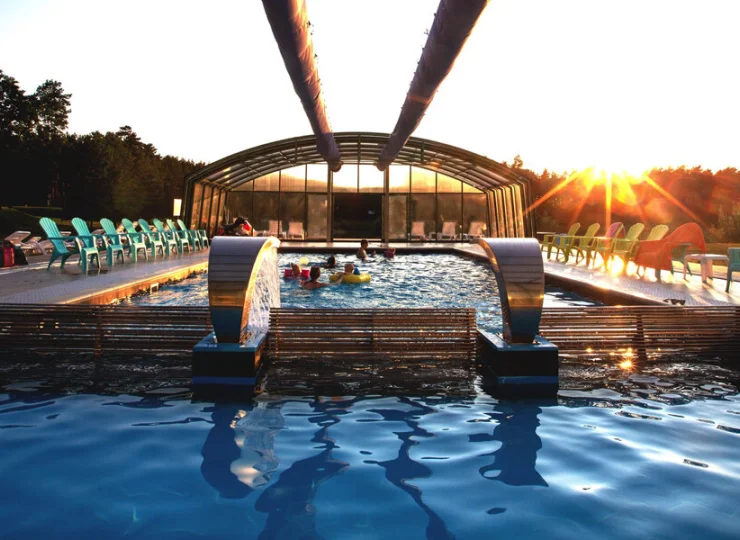 Stara Wieś Resort posiada świetny basen z odsuwanym dachem i podgrzewaną wodą