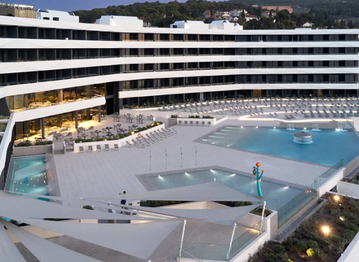 Hotel posiada atrakcyjny kompleks basenów zewnętrznych i wewnętrznych