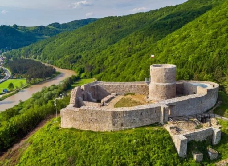 Nad Rytrem i doliną Popradu górują ruiny średniowiecznego zamku