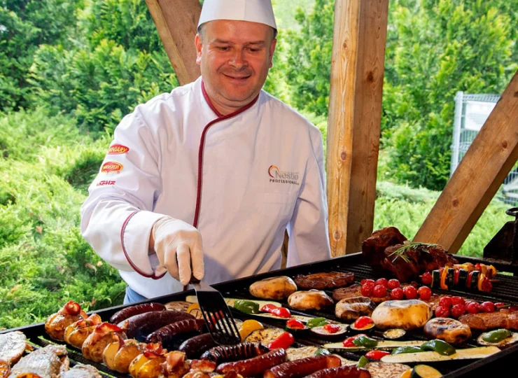 W wakacje kolacja bywa organizowana w formie grillowanych specjałów