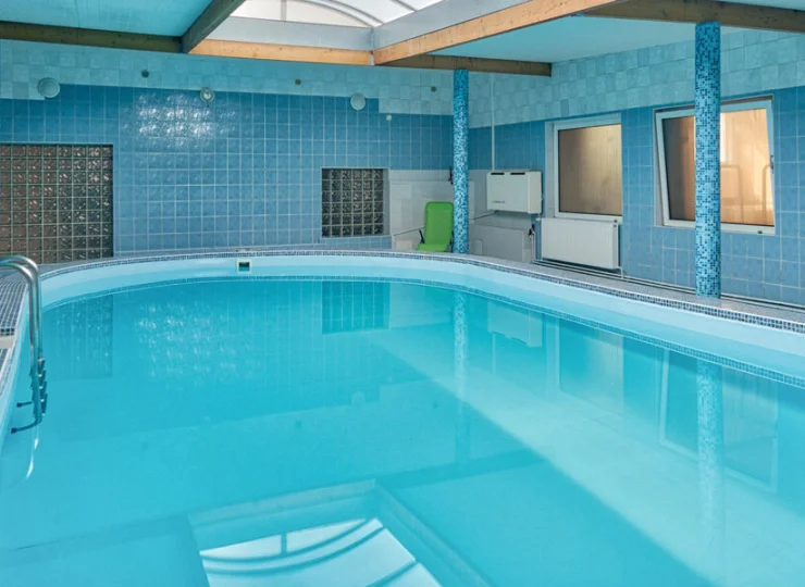 Hotel posiada wewnętrzny basen oraz saunę suchą