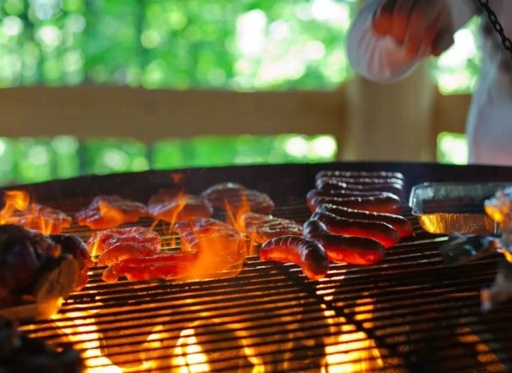 Duży grill umożliwia przygotowanie pysznych przysmaków