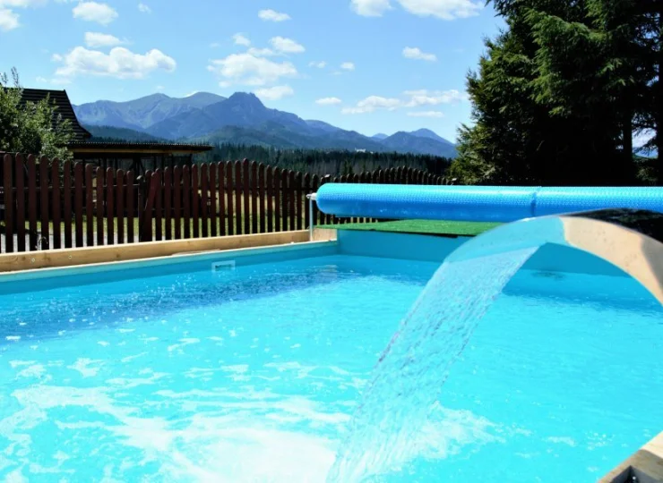 W sezonie letnim dostępny jest zewnętrzny basen
