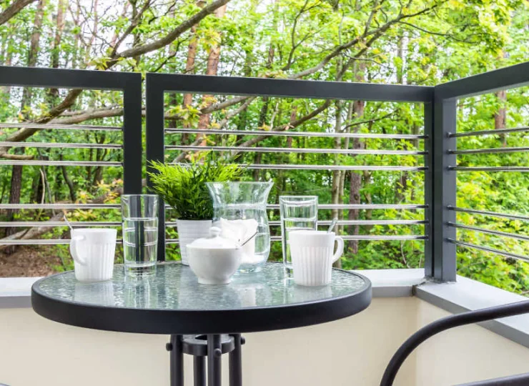 Dzięki wyjściu na balkon można rozkoszować się kawą na świeżym powietrzu