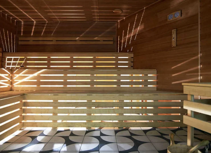 Strefa saun obejmuje saunę suchą i aromatyczną