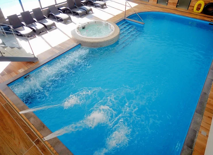 Przez cały rok goście mogą korzystać z wewnętrznego basenu z biczami wodnymi