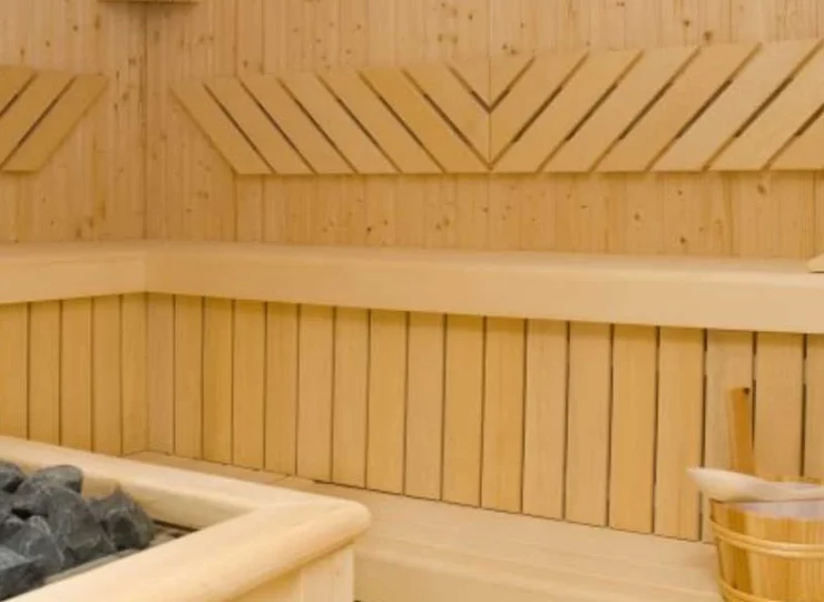 W strefie wypoczynkowej można odprężyć się w saunie suchej