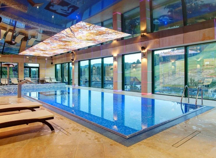 Hotel Pegaz posiada basen z przpięknym widokiem na Jaworzynę Krynicką