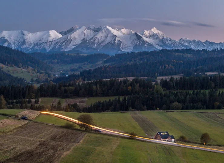 Pod Złotym Kasztanem znajduje się w Trybszu, skąd widać panoramę Tatr