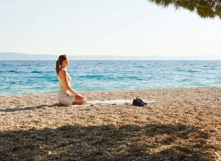 Relaks oraz wypoczynek na plaży lub w cieniu śródziemnomorskich sosen
