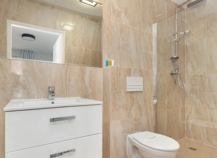 Łazienka pokoju deluxe z deszczownicą w kabinie prysznicowej