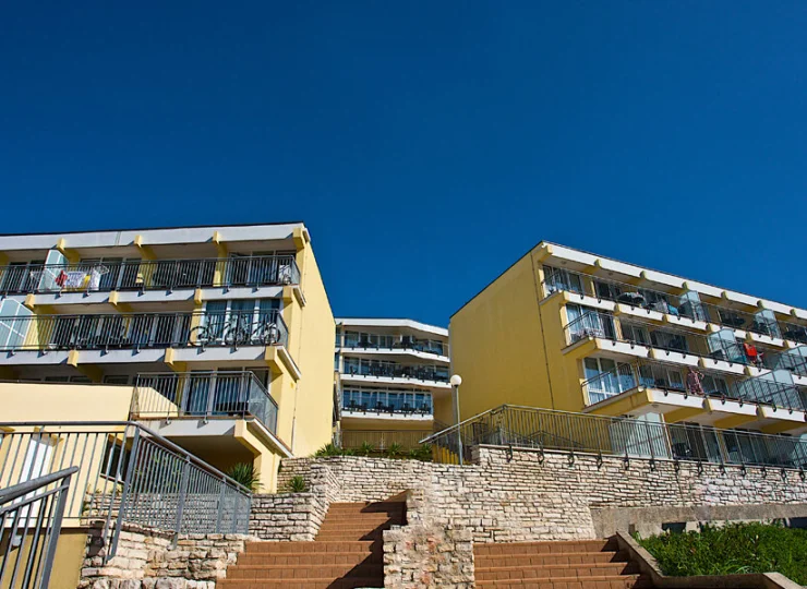 Dzięki dobrej lokalizacji wiele balkonów oferuje otwarty widok na morze