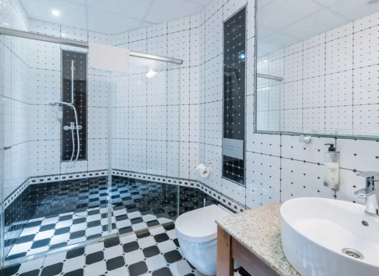 W prywatnych łazienkach znajduje się kabina prysznicowa